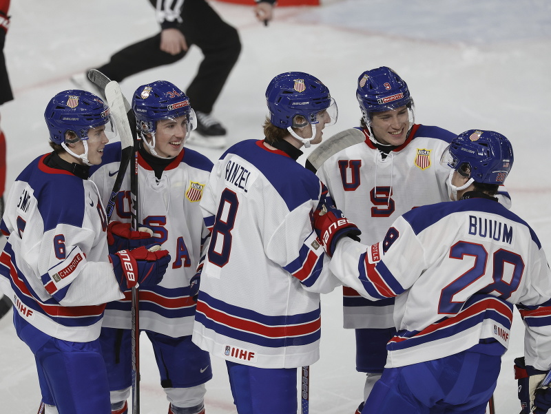 Hráči USA oslavujú gól v zápase B-skupiny majstrovstiev sveta hokejistov do 20 rokov Švajčiarsko - USA