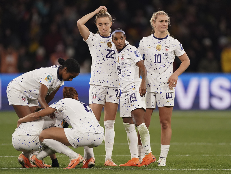 Sklamané americké futbalistky reagujú po prehre v penaltovom rozstrele nad Švédkami v osemfinále majstrovstviev sveta vo futbale žien