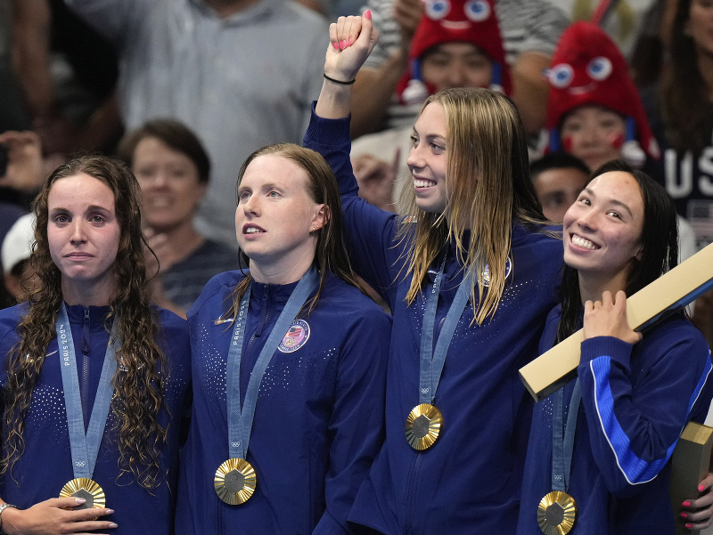Americké plavkyne zľava Regan Smithová, Lilly Kingová, Gretchen Walshová a Torri Huskeová pózujú so zlatými medailami, ktoré si vybojovali v novom svetovom rekorde 3:49,63 min. vo finále štafety 4x100 m polohové preteky na XXXIII. letných olympijských hrá