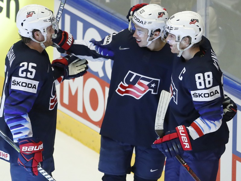 Radosť amerických hráčov - zľava Blake Coleman, Johny Gaudreau a Patrick Kane