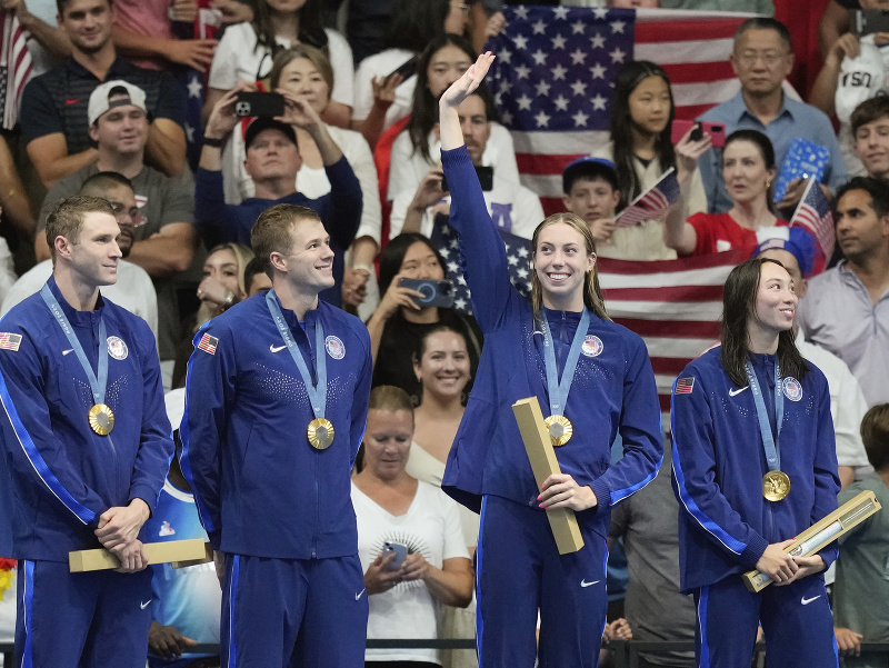 Americkí plavci oslavujú zlato v mixovanej štafete 4x100 metrov