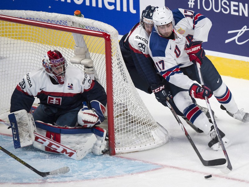 Američan Alex Tuch pri bránke Denisa Godlu