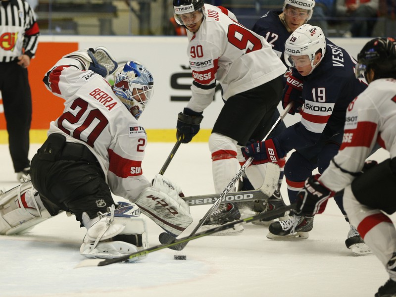Jimmy Vesey pred brankárom Berrom
