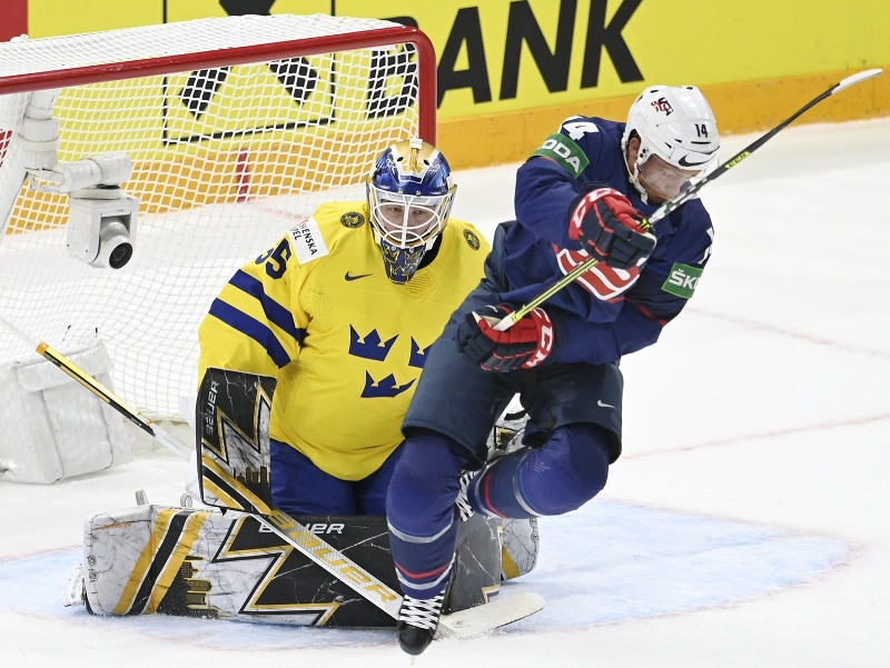 Linus Ullmark zasahuje