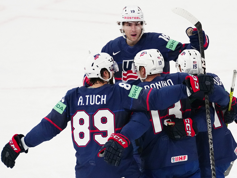 Hokejisti USA sa radujú z gólu do siete Švédska