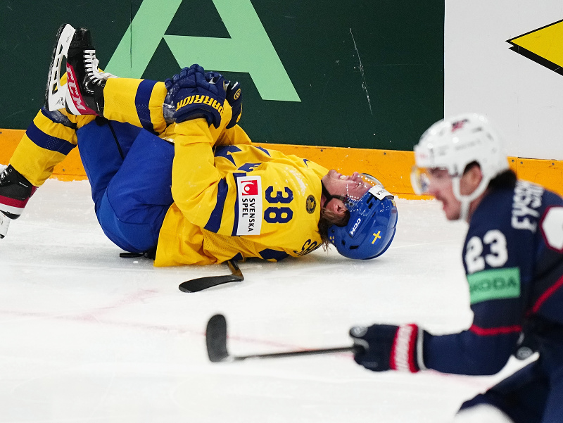 Amerického hokejistu Michaela Eyssimonta suspendovali na jeden zápas za faul kolenom na Švéda Rasmusa Sandina