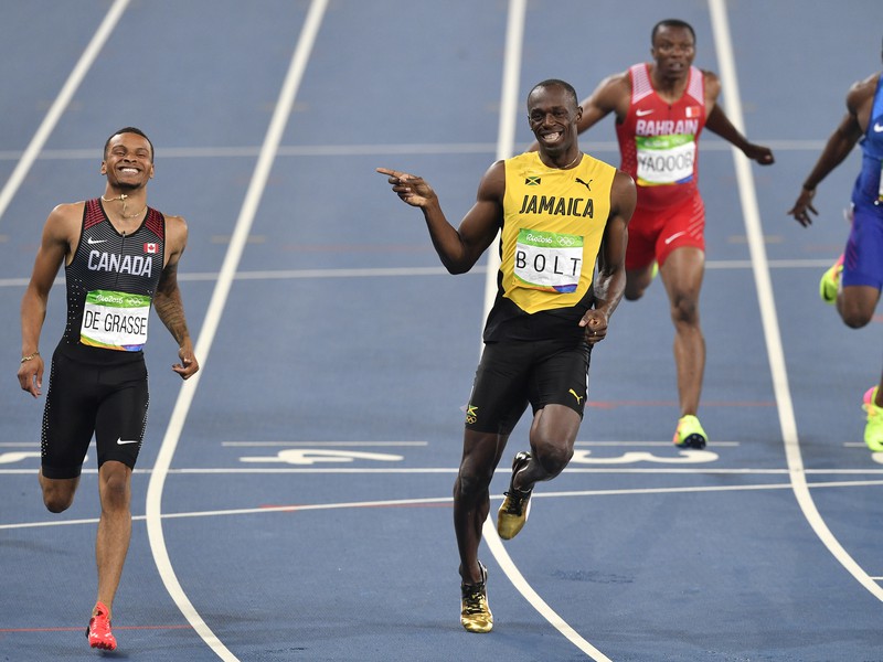 Usain Bolt sa teší z postupu.