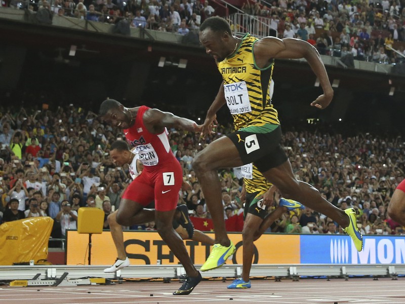 Usain Bolt a Justin Gatlin bok po boku v cieli pretekov na sto metrov