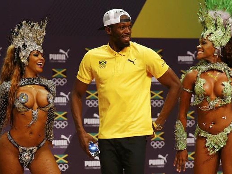 Usain Bolt si v dobrej nálade zatancoval so sexi kráskami