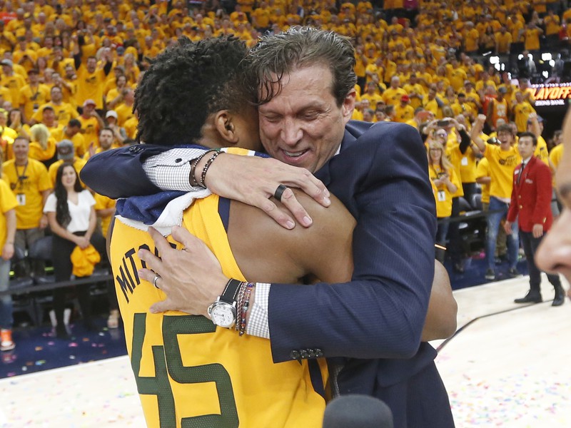 Tréner Utahu Quin Snyder objíma Donovana Mitchella