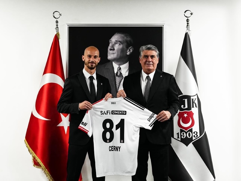 Václav Černý drží dres Beşiktaş JK
