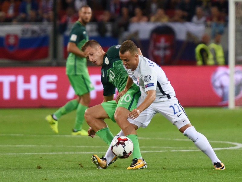 Na snímke vpravo hráč Slovenska Stanislav Lobotka a hráč Slovinska Valter Birsa