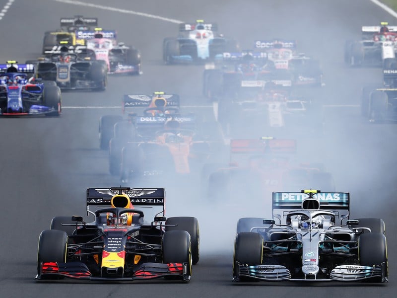 Holandský jazdec F1 Max Verstappen na Red Bulle (vľavo) a Fín Valtteri Bottas na Mercedese 