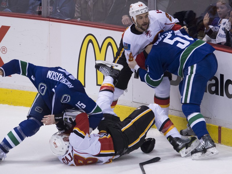 Brad Richardson (15) sa bil s Mattom Stajanom (15), Derek Dorsett (51) s Derykom Engellandom (29)