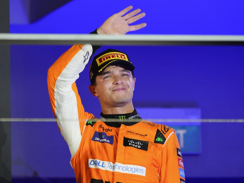 Oslavujúci víťaz VC Singapuru Lando Norris 