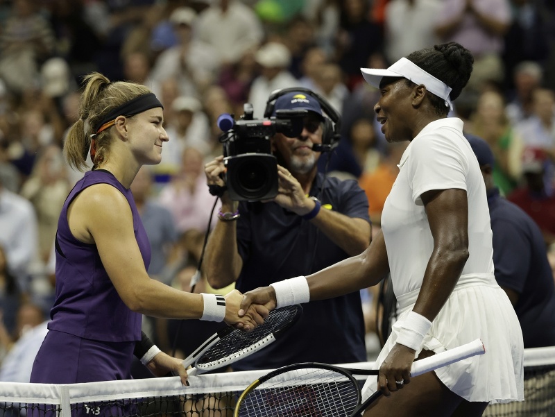 Americká tenisová veteránka Venus Williamsová si podáva ruku s Češkou Karolínou Muchovou