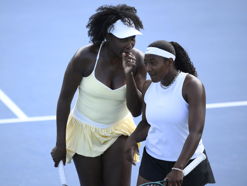 Venus Williamsová a Hailey Baptistová počas štvorhry na turnaji WTA vo Washingtone