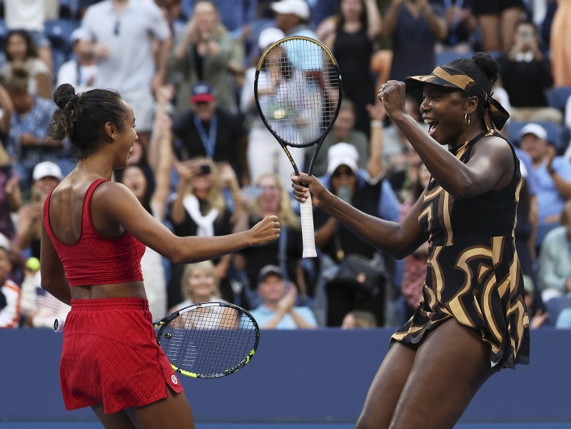Americká tenistka Venus Williamsová a Kanaďanka Leylah Fernandezová