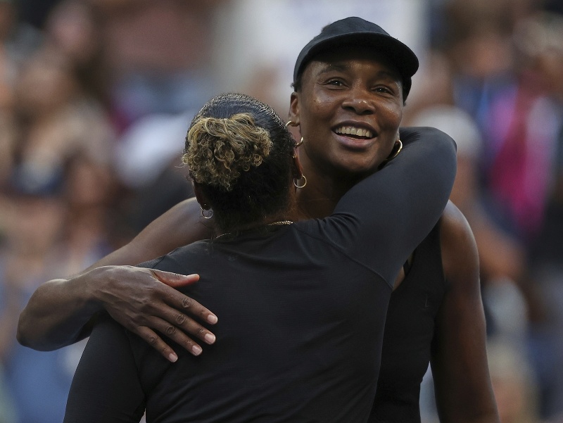 Americká tenistka Venus Williamsová objíma svoju súperku Taylor Townsendovú