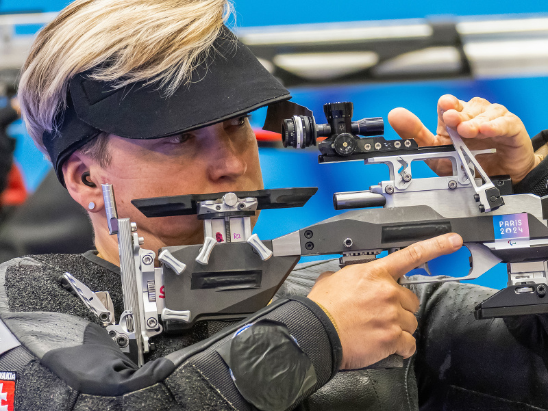 Slovenská reprezentantka v parastreľbe Veronika Vadovičová počas finále vzduchovej pušky žien na 10 m v stoji v kategórii R2 na XVII. paralympijských hrách 2024 v Paríži