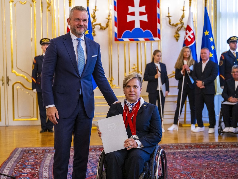 Na snímke zľava prezident SR Peter Pellegrini a paralympionička Veronika Vadovičová 