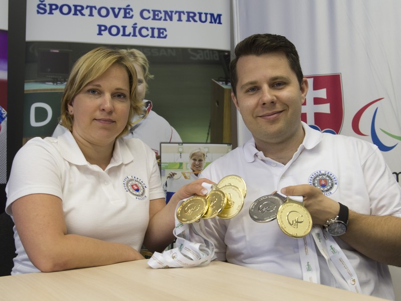 Slovenskí strelci vľavo Veronika Vadovičová (4x zlato a 4x svetový rekord) a Radko Malenovský (zlato a striebro)