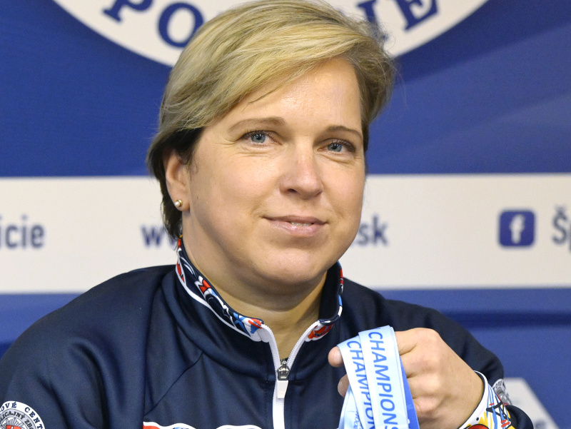 Na snímke úspešná parastrelkyňa z nedávnych ME v chorvátskom Osijeku, Veronika Vadovičová, pózuje s medailami počas tlačovej konferencie 