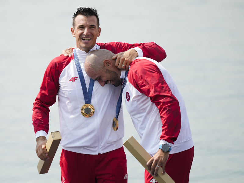 Chorvátske vesliarske bratské duo Valent a Martin Sinkovič po zisku zlatých medailí na LOH 2024