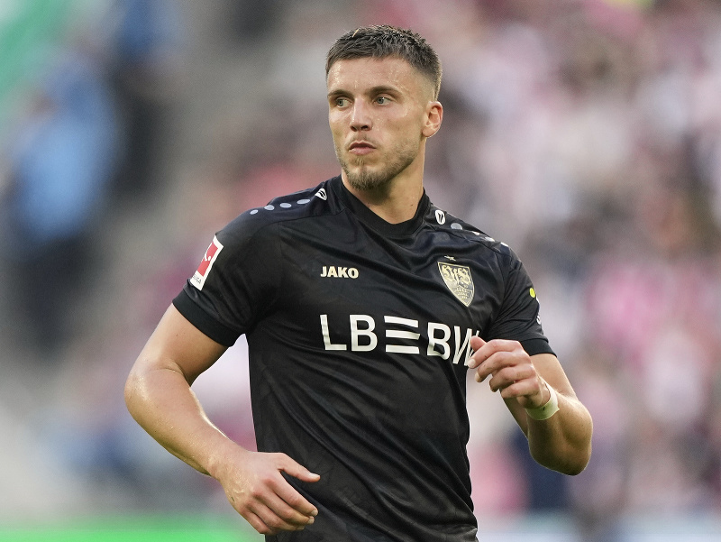 Ermedin Demirovič v drese VfB Stuttgart