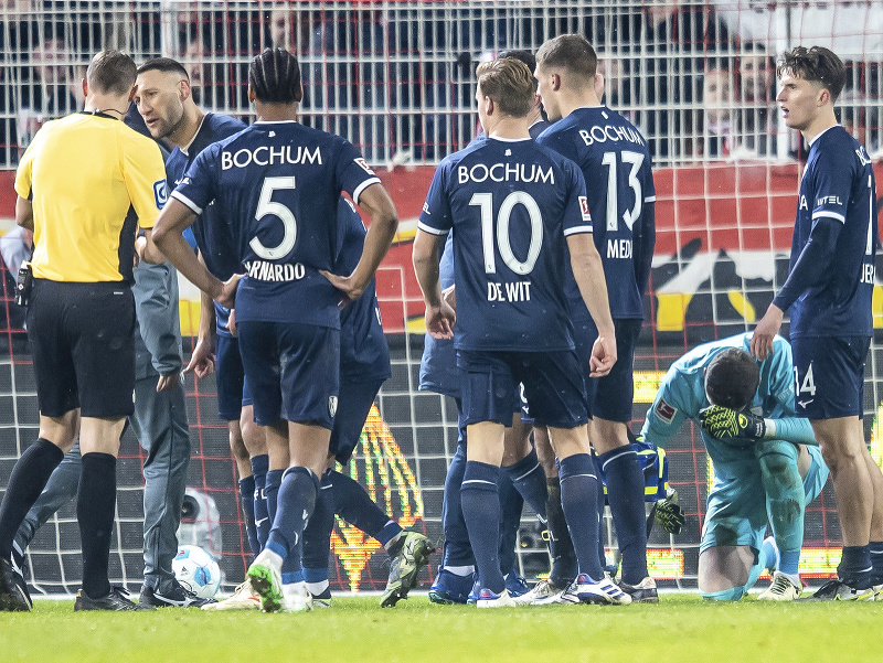 Brankára Bochumu Patricka Drewesa zasiahol neznámy predmet