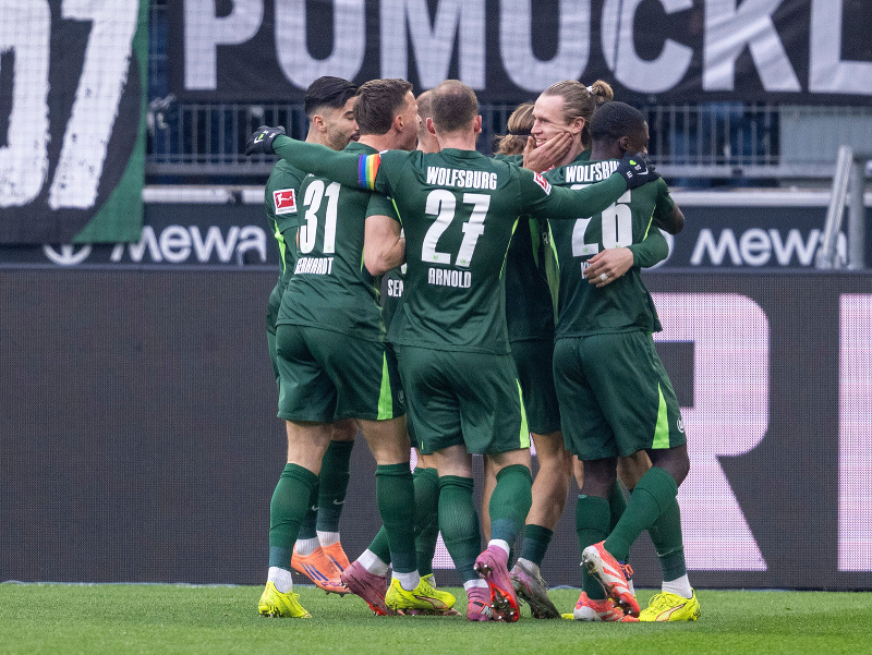 Hráči VfL Wolfsburg oslavujú gól