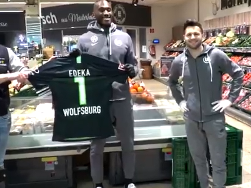 Hráči Wolfsburgu vykladali tovar v supermarkete