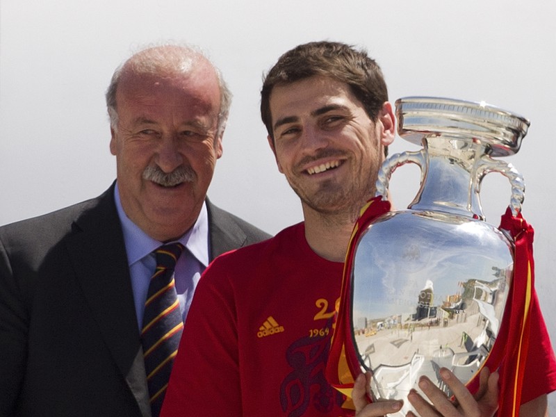 Vicente del Bosque a Iker Casillas s trofejou z európskeho šampionátu 2012