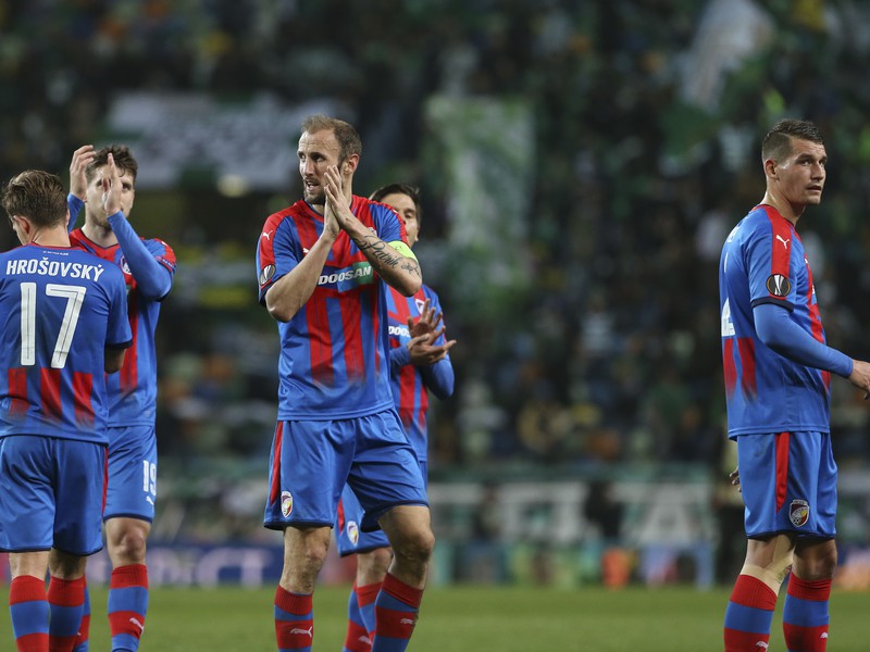 Na snímke futbalisti Viktorie Plzeň, vľavo Slovák Patrik Hrošovský ďakujú svojim fanúšikom po osemfinálovom zápase Európskej ligy