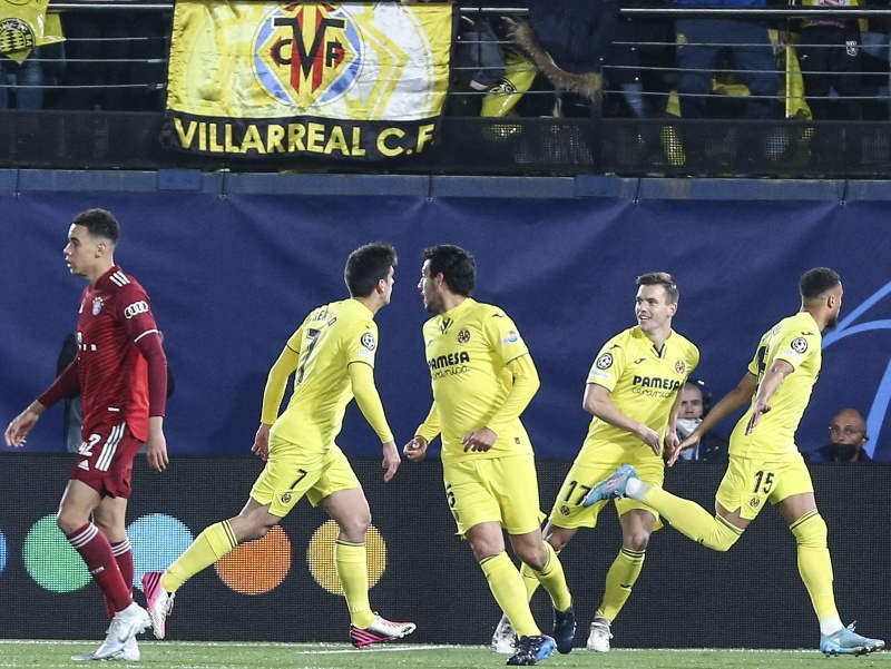Hráči Villarreau oslavujú gól