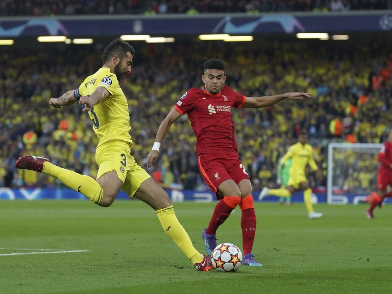 Hráč Villarrealu Raúl Albiol (vľavo) bojuje o loptu s Luisom Diazom z Liverpoolu
