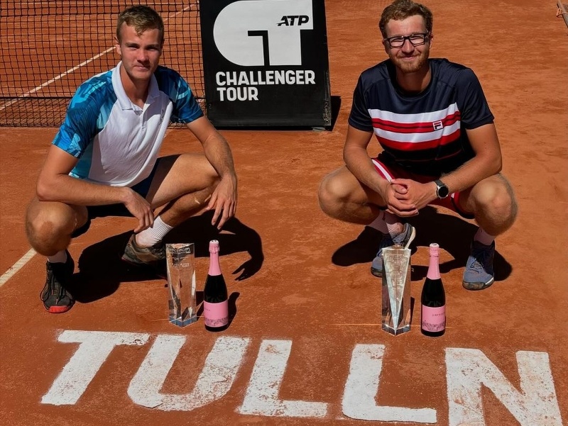 Ukrajinec Vitalij Sačko a Miloš Karol s víťaznými trofejami po deblovom triumfe v rakúskom Tullne