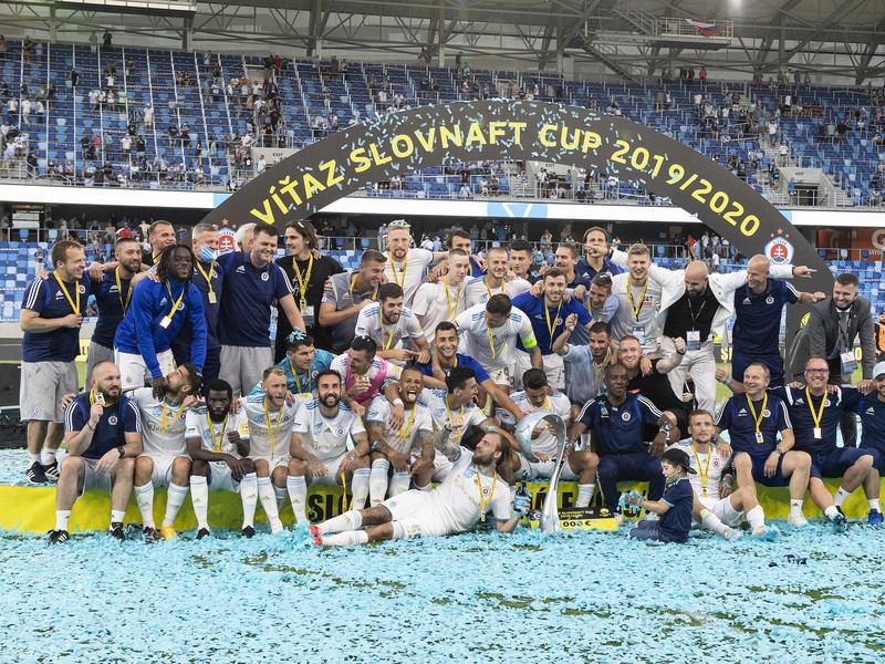 Futbalisti ŠK Slovan Bratislava s pohárovou trofejou