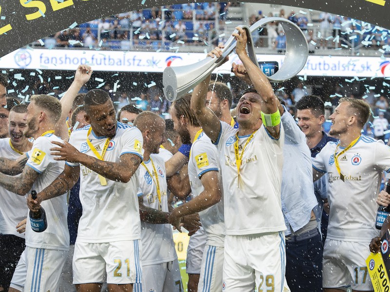 Futbalisti ŠK Slovan Bratislava s pohárovou trofejou