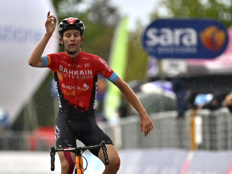 Švajčiarsky cyklista Gino Mäder z tímu Bahrain-Victorious sa teší z triumfu v 6. etape cyklistických pretekov Giro d'Italia