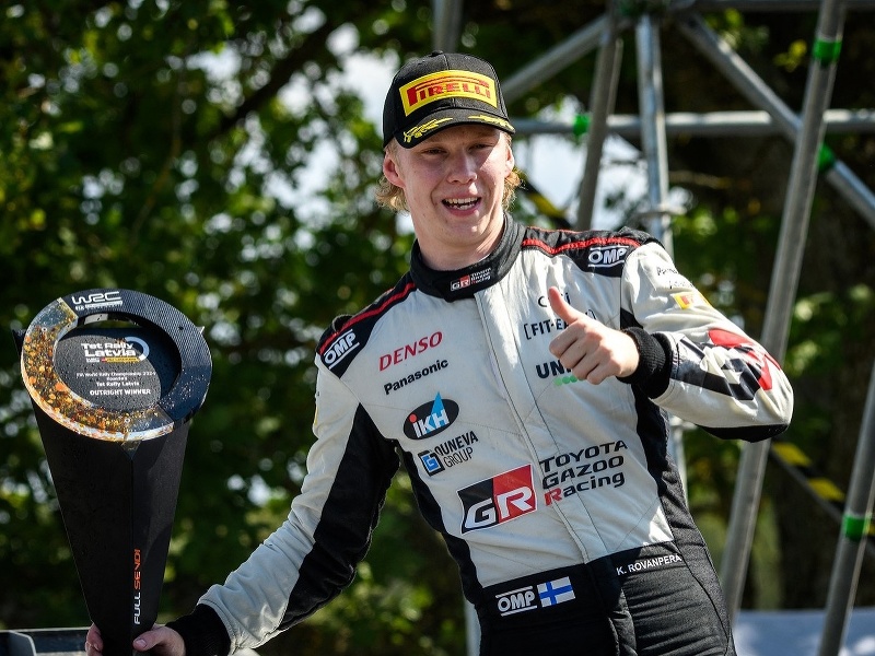Kalle Rovanperä oslavuje svoj triumf