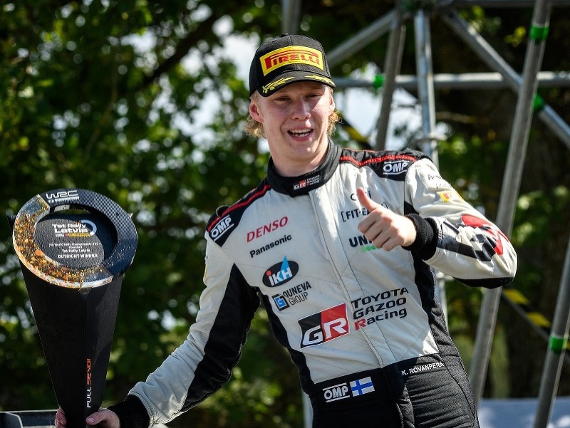 Kalle Rovanperä oslavuje svoj triumf