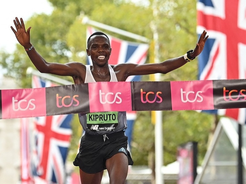 Kenský vytrvalec Amos Kipruto sa stal víťazom Londýnskeho maratónu