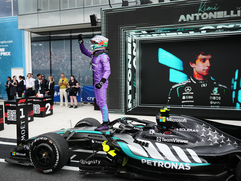 Taliansky jazdec Mercedesu Kimi Antonelli oslavuje svoj triumf na Veľkej cene Miami F1
