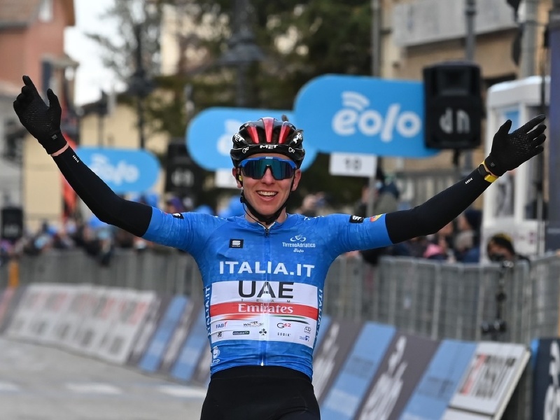 Tadej Pogačar s prehľadom triumfoval v sobotňajšej 6. etape pretekov Tirreno - Adriatico. 