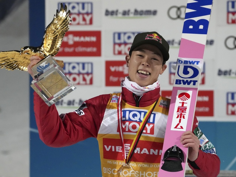 Rjoju Kobajaši pózuje so soškou Zlatého orla po tom, čo sa stal druhýkrát v kariére celkovým víťazom Turné štyroch mostíkov