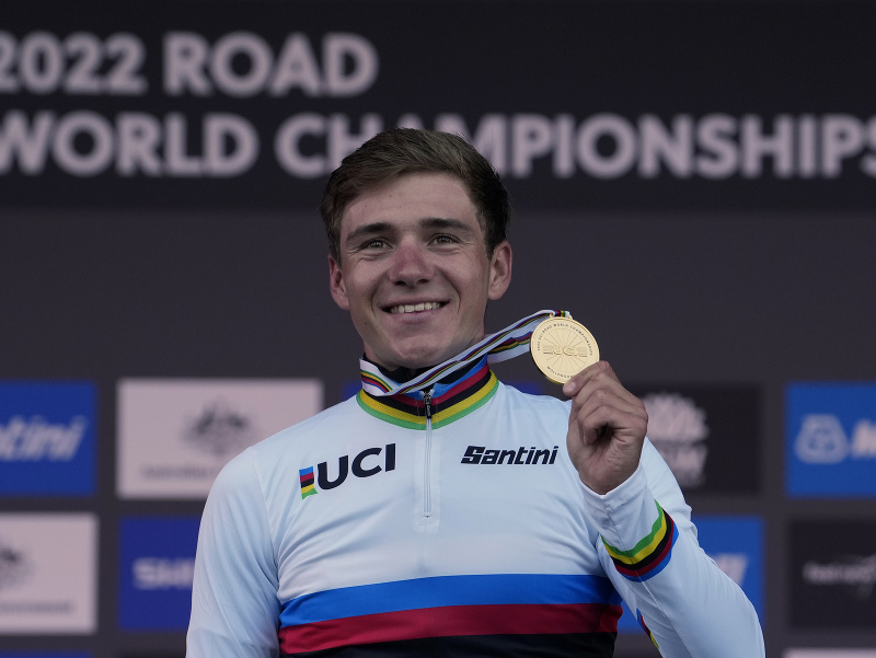 Remco Evenepoel na pódiu so zlatou medailou