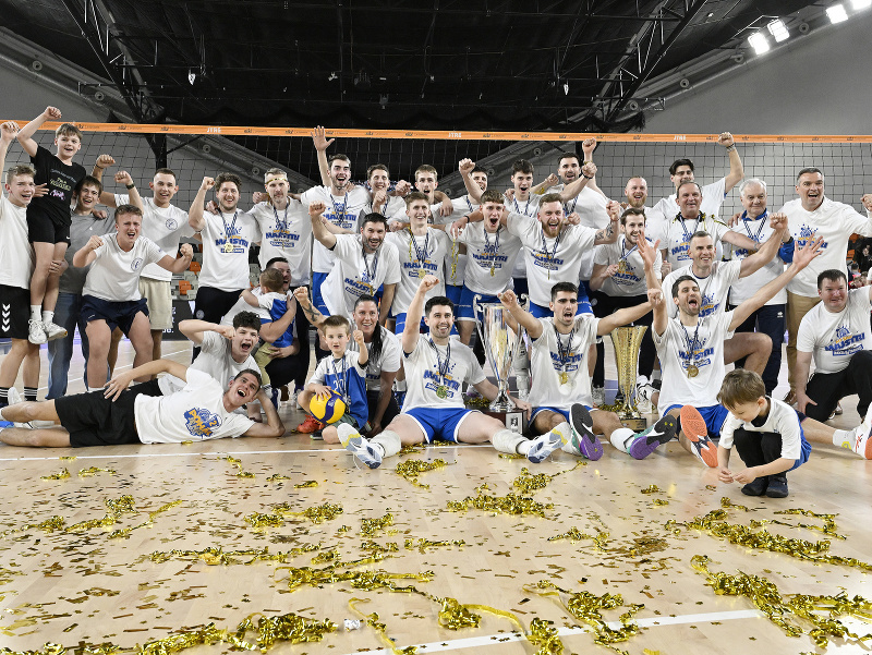 Na tímovej snímke hráči VKP FTVŠ UK Bratislava sa tešia zo zisku už trinásteho titulu majstra Slovenska po triumfe v 5. zápase finále play off Niké extraligy vo volejbale mužov