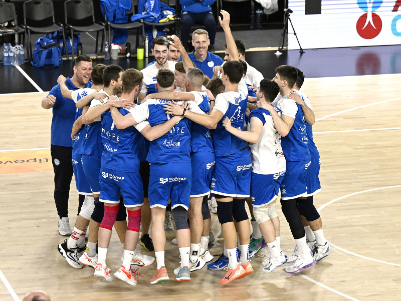 Na snímke hráči VKP FTVŠ UK Bratislava sa tešia zo zisku už trinásteho titulu majstra Slovenska 