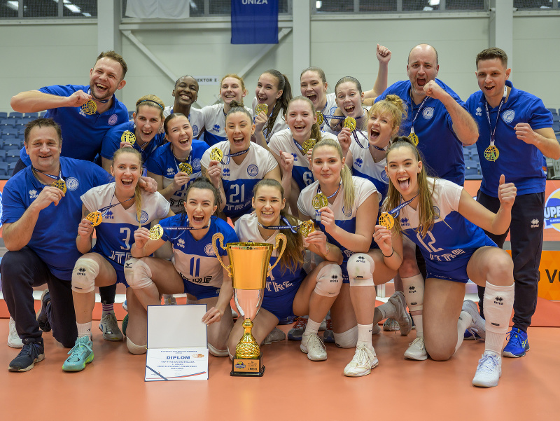 Na snímke volejbalistky VKP FTVŠ UK Bratislava sa tešia z titulu počas ceremoniálu Niké Superfinále Slovenského pohára vo volejbale